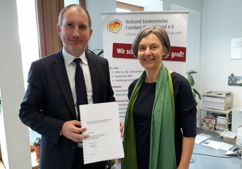 Prof. Axel Plünnecke übergibt das Gutachten in Berlin an die KRFD Bundesvorsitzende, Dr. Elisabeth Müller