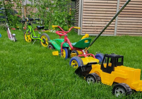 Flotte von Kinderfahrzeugen als Sinnbild für das 49 Euro Ticket